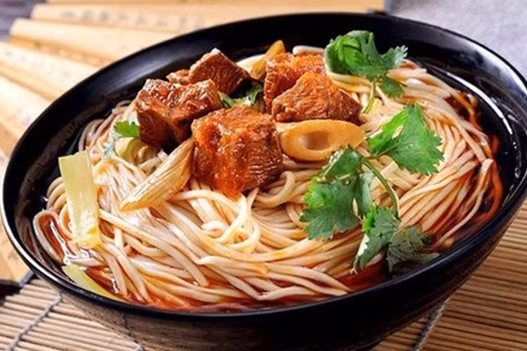 Cách đây từ 300 năm trước, mì trường thọ ở Trung Quốc đã ra đời tại làng Nam Sơn, tỉnh Chiết Giang. Những sợi mì dai, dài được người dân nơi đây chế biến với quy trình lâu dài, thận trọng và tỉ mỉ đến từng chi tiết.