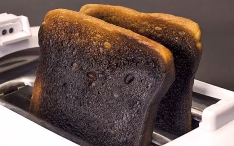 Bánh mì cháy: Khi bánh mì được nướng cháy đen sẽ đọng lại carbon - chất có tác dụng như than hoạt tính giúp làm trắng răng nhanh chóng. Sau khi nướng bánh mì cháy đen, dùng dao cạo lớp cháy rồi nghiền nát và trộn chung với kem đánh răng và xúc miệng sạch với nước.