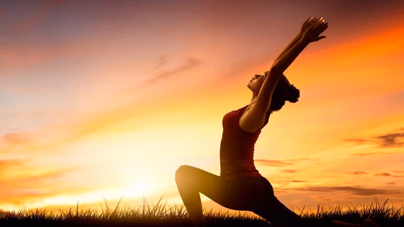 Cac dong tac yoga chao mat troi khoi day nang luong tich cuc ngay moi-Hinh-3