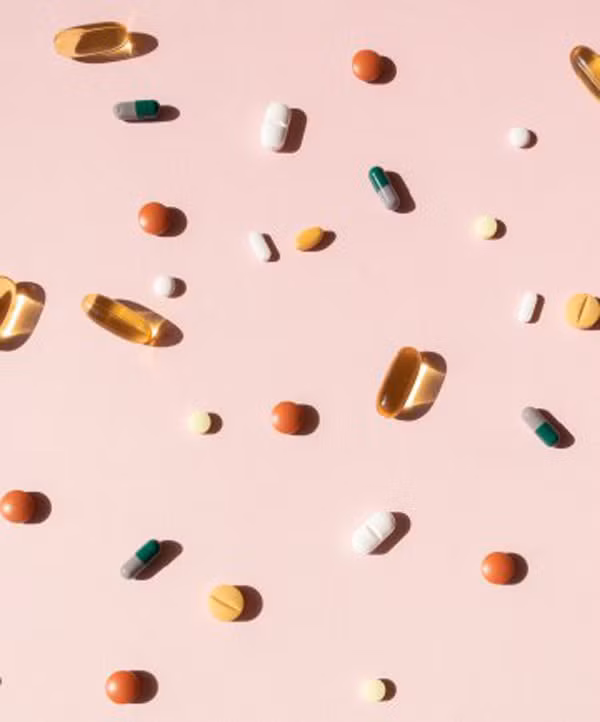 Thực phẩm giàu vitamin A hoặc viên bổ vitamin A: Vitamin A là một chất bổ sung phổ biến trong việc điều trị mụn nhọt. Nó có thể hỗ trợ da mụn bằng cách trung hòa sự tiết dầu, giúp da sạch và cân bằng hơn. Tuy nhiên, quá nhiều vitamin A có thể làm thay đổi thị lực, thay đổi khẩu vị và gây khô da.