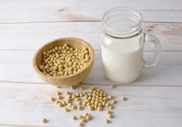 Đậu nành không chỉ giàu protein, mà còn là thực phẩm cung cấp chất béo không bão hòa và chất béo không bão hòa đơn rất quan trọng, vì vậy có rất nhiều người dùng đậu nành để thay thế thịt. Bên cạnh đó, đậu nành còn có chứa isoflavone, chất xơ, khoáng chất v.v…, có thể hấp thụ những chất này khi uống sữa đậu nành, ăn tương đậu và đậu hũ…Ảnh: Shutterstock, Pixabay.