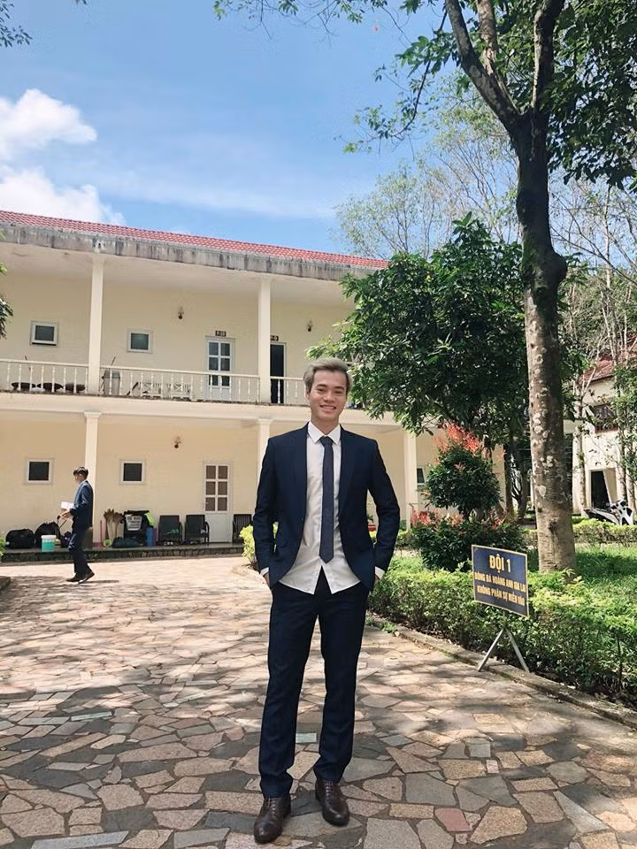 Văn Toàn cũng cực bảnh bao khi diện vest lịch lãm.