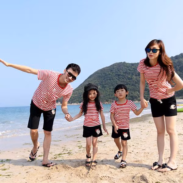 Đừng bao giờ đi biển mà thiếu những chiếc áo thun/áo phông. Với chiếc áo này, bạn có thể kết hợp với short ngắn để đi chơi.