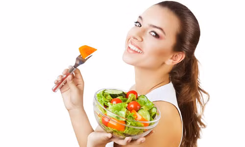 Ăn uống lành mạnh: Để sở hữu một làn da căng mịn đẹp tự nhiên và vượt qua mùa nắng nóng này, ngoài việc chăm sóc da bên ngoài bạn cũng cần lưu ý và bồi bổ cho da từ bên trong cơ thể. Một chế độ ăn uống lành mạnh và đầy đủ dinh dưỡng sẽ giúp bạn có được làn da khỏe mạnh.