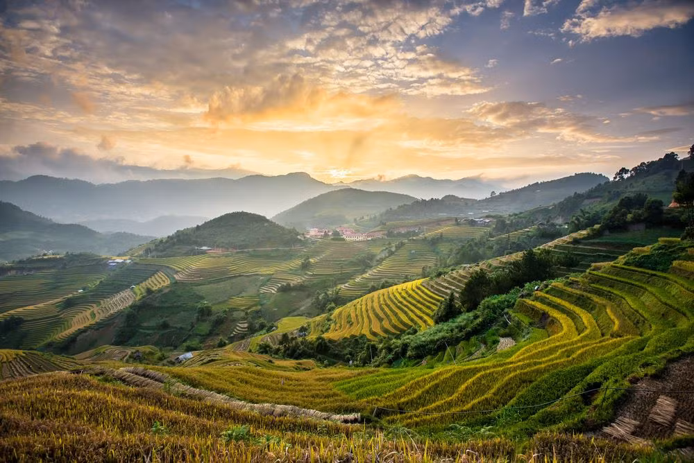 Giống như vịnh Hạ Long hay Ninh Bình, Sa Pa cũng nhiều lần được vinh danh ở các hạng mục du lịch do những cơ quan truyền thông nổi tiếng tổ chức. Vào đầu năm 2019, địa danh này đã cán đích ở vị trí thứ 6 trong top các điểm đến hấp dẫn nhất Đông Nam Á của nhà xuất bản du lịch danh tiếng Rough Guides. "Đây là nơi khiến trái tim những người ưa mạo hiểm phải loạn nhịp. Khám phá những thửa ruộng bậc thang trên thung lũng Mường Hoa, qua đêm trên đồi sương phủ hay chinh phục Fansipan là các trải nghiệm độc nhất vô nhị", Rough Guides mô tả. Ảnh: Shutterstock.