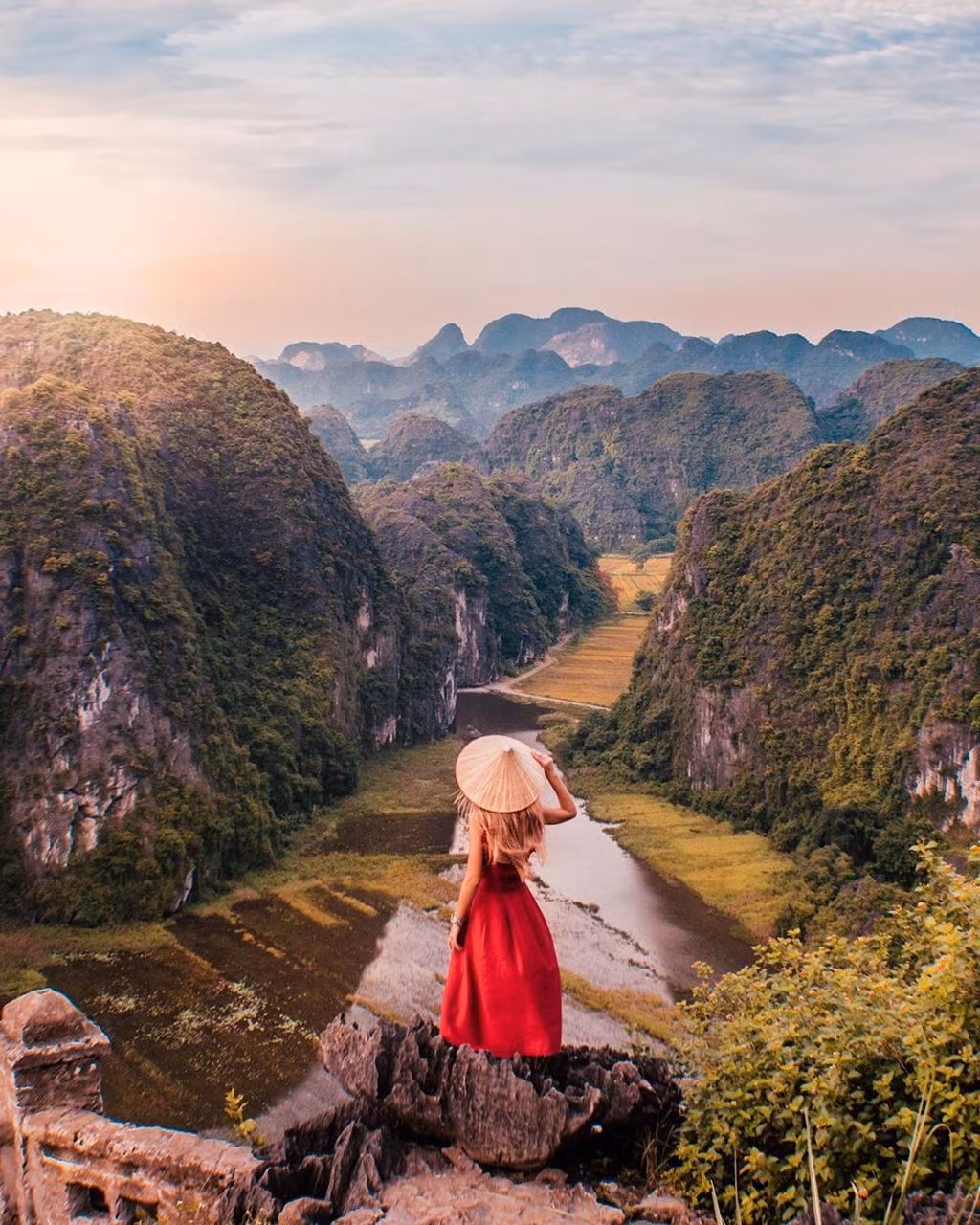 Ninh Bình cũng nhiều lần xuất hiện trên các trang báo, tạp chí nước ngoài. Lonely Planet từng điền tên vùng đất cố đô vào top 6 điểm trăng mật hoàn hảo nhất. Chuyên trang du lịch này nhấn mạnh về cảnh quan tuyệt sắc và chi phí sinh hoạt rẻ, khoảng 10 USD/ngày.