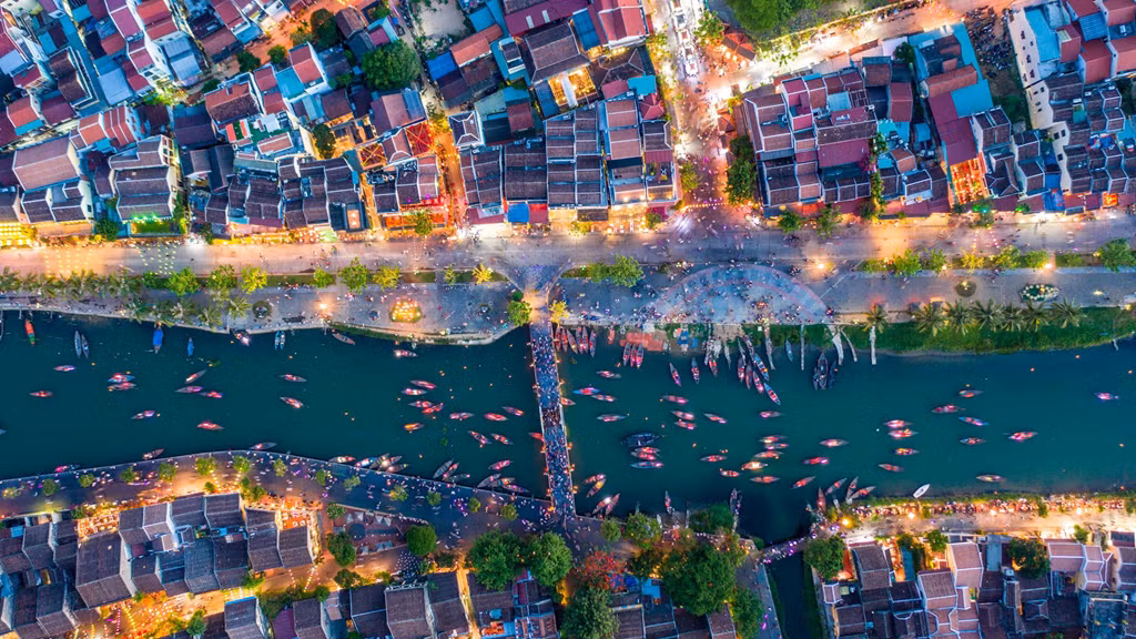 Phố Hội ngày càng thu hút nhiều khách quốc tế, nhất là khi nơi này vừa chiến thắng hạng mục "thành phố du lịch tuyệt vời nhất thế giới" của Lonely Planet. Trước đó, trang CNN cũng điền tên Hội An vào danh sách 13 thành phố đẹp nhất châu Á. Du lịch phát triển nhưng lượng khách quá đông khiến nhiều người cho rằng Hội An đang mất đi vẻ thanh bình vốn có. Theo thống kê, Hội An đã đón 3 triệu lượt khách tham quan, lưu trú trong 6 tháng đầu năm, tăng 15,26% so với cùng kỳ. Ảnh: Nghiêm Đình Chính.