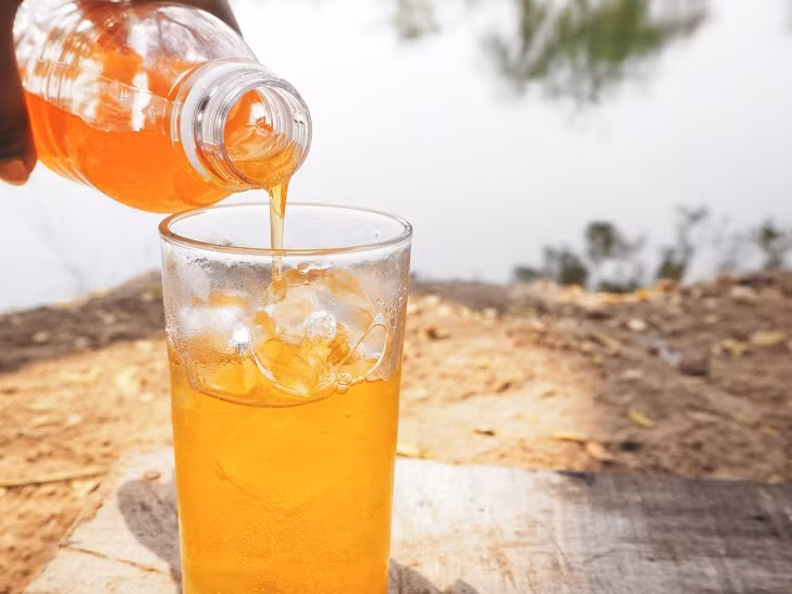 9. Soda: Một nghiên cứu tuyên bố rằng thường xuyên uống soda được làm ngọt bằng đường có thể làm tăng nguy cơ mắc bệnh tim. Một nghiên cứu khác cho rằng những người thường xuyên tiêu thụ soda có vị ngọt nhân tạo có nguy cơ bị đột quỵ và bệnh tim cao hơn.