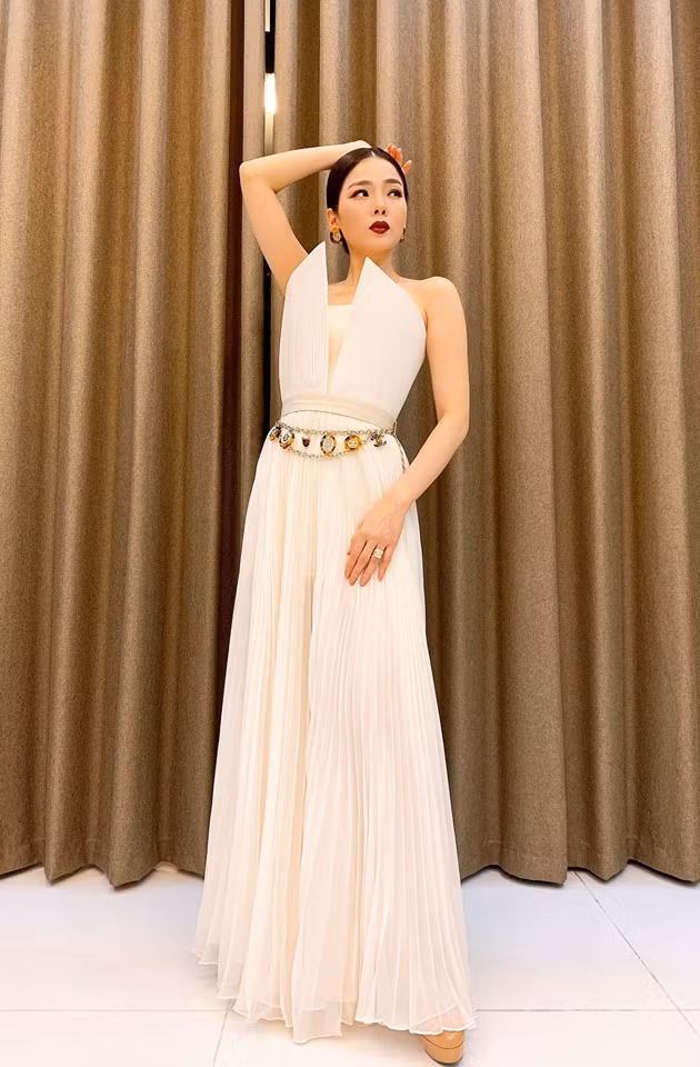 Không sở hữu chiều cao nổi bật nhưng Lệ Quyên lại may mắn có một dáng người mảnh mai. Thời gian gần đây, cô thường xuyên mặc những kiểu váy ôm eo thon thả.