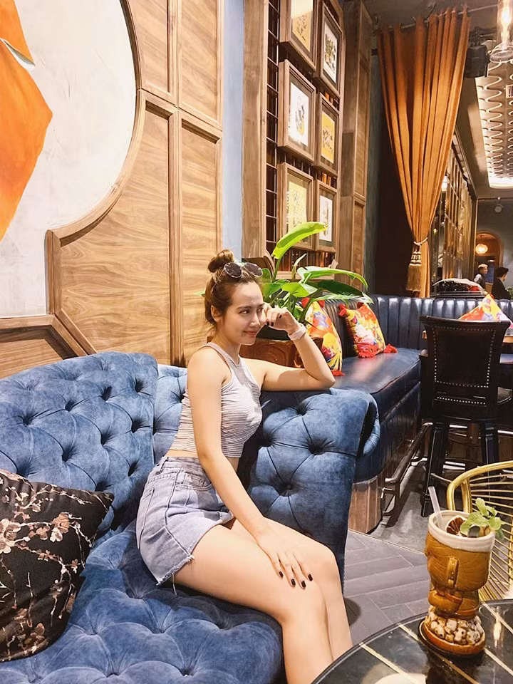 Sau khi ly hôn, Huyền Lizzie vẫn khiến công chúng ngưỡng mộ về sắc vóc và gu thời trang gợi cảm của mình.