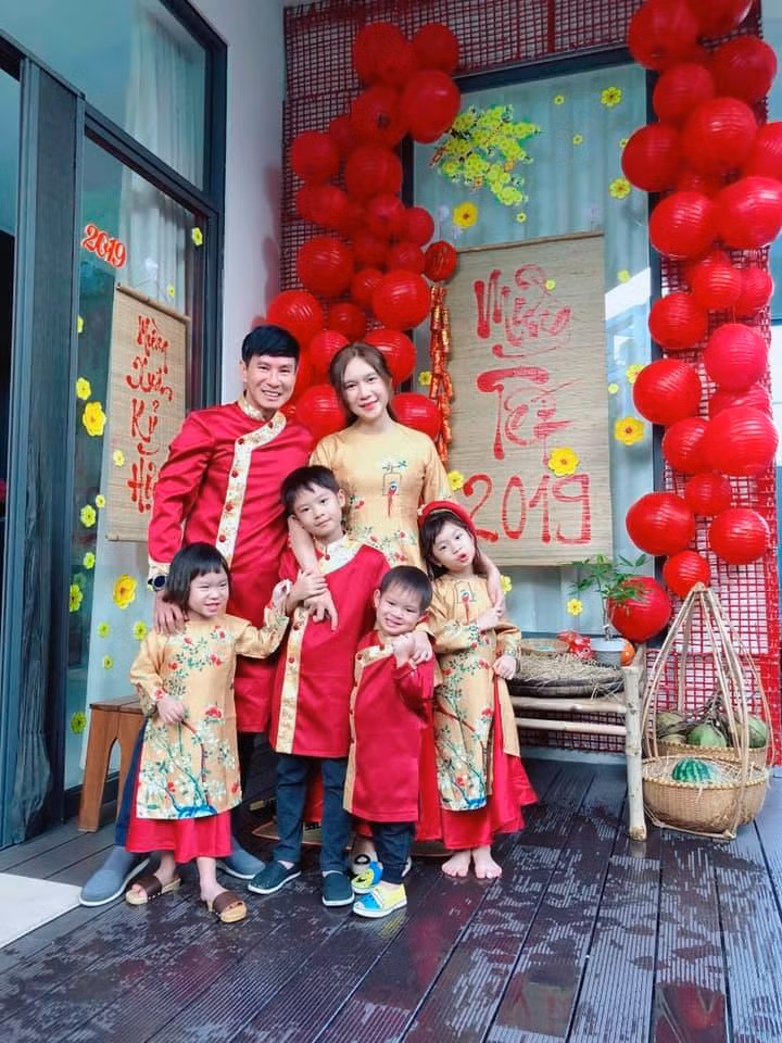Dù rất bận rộn với 4 thiên thần nhưng không vì thế mà hotmom Minh Hà lơ là chuyện ăn mặc của cả gia đình.