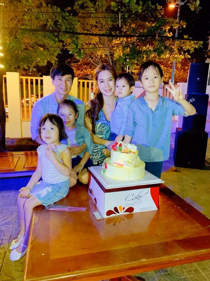 Vốn được xem là cặp đôi hạnh phúc nhất nhì showbiz Việt, gia đình Lý Hải – Minh Hà không chỉ gây chú ý bởi cuộc sống hôn nhân đáng mơ ước mà ngay cả phong cách thời trang của các thành viên trong gia đình cũng khiến người khác phải trầm trồ.