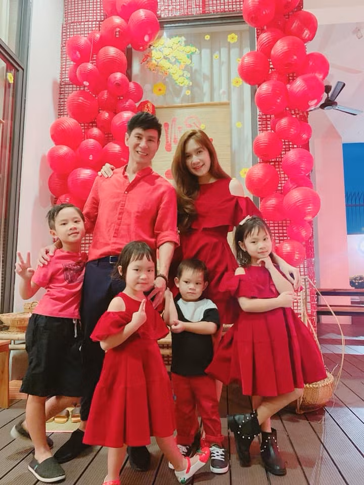 Cho dù đi chơi, đi du lịch hay tham gia các sự kiện thảm đỏ, cứ mỗi lần xuất hiện cùng nhau, gia đình Lý Hải – Minh Hà thường xuyên diện đồ ton sur ton vô cùng đáng yêu, nhí nhảnh.