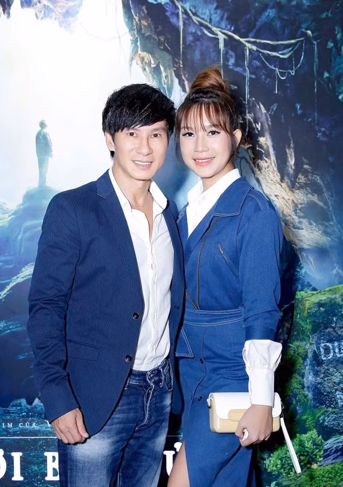 Hai vợ chồng cùng diện tông màu xanh-trắng lịch lãm.