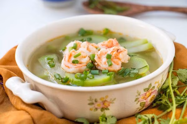 Bầu/mướp nấu tôm khô: Bầu và mướp có vị ngọt, tính bình, mùi thơm nhẹ có tác dụng nhuận tràng, thanh nhiệt, giải độc rất tốt. Theo các chuyên gia, nếu sử dụng hai loại quả này này sẽ giảm nhiệt, nóng bức đáng kể trong những ngày hè.