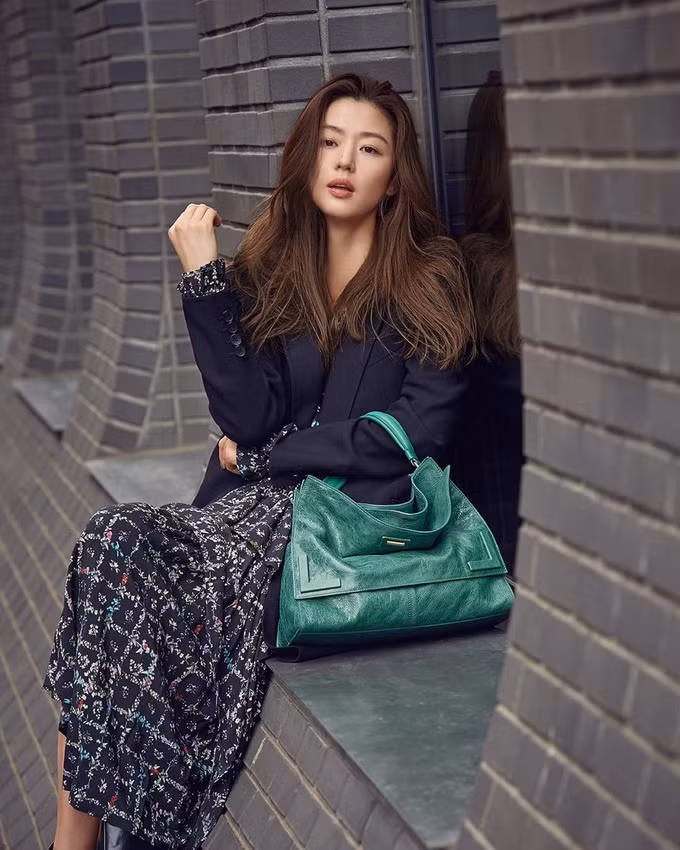 Dù đêm trước ngủ muộn thế nào, cô vẫn luôn thức dậy lúc 6 giờ sáng để chạy bộ và tập yoga. Với Ji Hyun, việc tập luyện đã trở thành một phần của cuộc sống hàng ngày, giúp cô giữ gìn sức khỏe, vóc dáng.