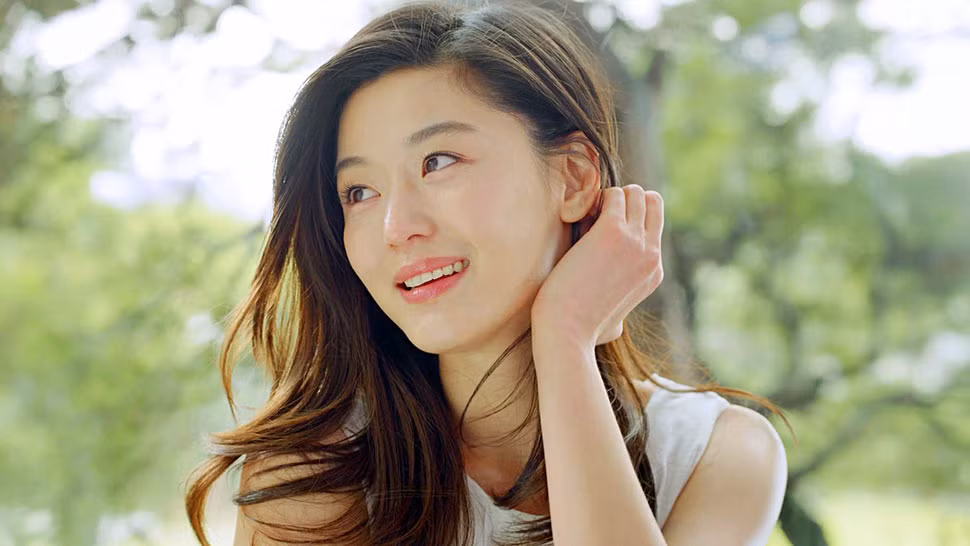  Bí quyết chăm sóc da quan trọng nhất của Jeon Ji Hyun chính là nghiêm túc trong việc rửa mặt để làn da luôn sạch sẽ, từ đó hấp thu sản phẩm dưỡng da tốt hơn.