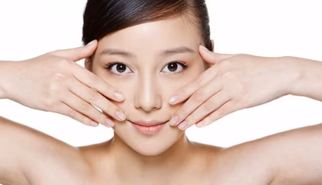 Theo nghiên cứu, mát xa là phương pháp thư giãn tinh thần giúp giấc ngủ ngon hơn. Phương pháp này cải thiện tuần hoàn máu từ bên trong, hỗ trợ chuyển hóa chất, tăng cường đào thải độc tố giúp làn da tươi tắn, mềm mịn. Phái đẹp tại quốc gia này không chỉ mát xa làn da mà còn thực hiện với mái tóc và da đầu.