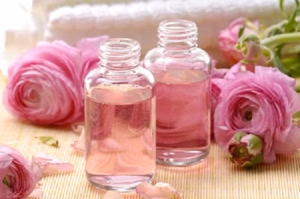 Cách dùng rất đơn giản, đầu tiên là làm sạch khuôn mặt rồi thoa nhẹ nước hoa hồng lên, để khô tự nhiên mỗi ngày. Cách này còn giúp làm sạch các lỗ chân lông, ngăn ngừa mụn cực kỳ hiệu quả. Đặc biệt, nhờ độ ẩm, độ pH được duy trì, làn da sẽ hạn chế khả năng xuất hiện nếp nhăn.