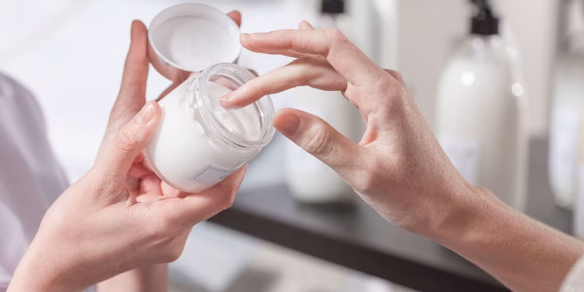 Mỗi buổi tối trước khi đi ngủ, phụ nữ Ấn Độ thường đắp mặt nạ từ nước hoa hồng và glycerin để nuôi dưỡng, ngăn ngừa lão hóa da.