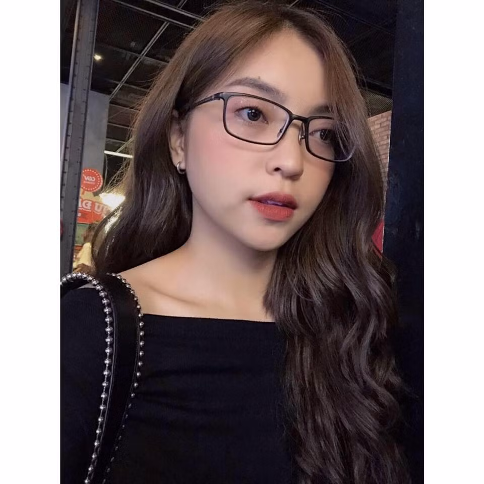 Một trong những kiểu tóc xoăn với tông màu nhẹ nhàng của Nhật Lê.