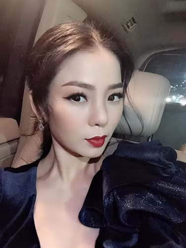 Có thể thấy, Lệ Quyên khi tháo sụn mũi có nhan sắc trẻ trung, nhẹ nhàng hơn nhưng không sắc sảo, mặn mà như thời gian trước. Ảnh: FBNV.