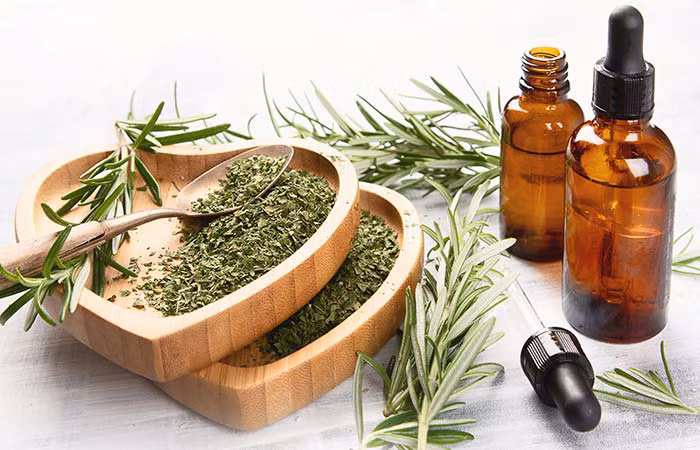 Tinh dầu hương thảo có chứa các thành phần kháng khuẩn, có thể chữa lành các tổn thương do viêm da, chàm bội nhiễm… gây ra.