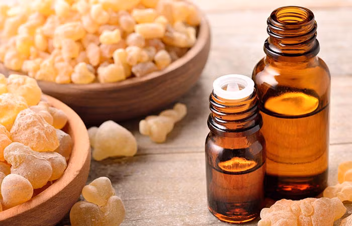 Tinh dầu hương trầm giúp cải thiện cơ chế bảo vệ tự nhiên cho làn da trước các vi khuẩn có hại và duy trì độ đàn hồi. Nó cũng giúp làn da nhanh lành vết thương do vết rạn và sẹo trên da cũng như làm chậm quá trình hình thành các nếp nhăn.