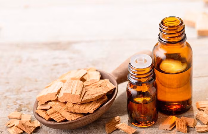 Tinh dầu đàn hương: Từ thời cổ đại, đàn hương đã được sử dụng trong việc chữa bệnh. Nó có khả năng loại bỏ các gốc tự do gây lão hóa da, giữ cho làn da luôn tươi trẻ, khỏe mạnh. Trong các thử nghiệm lâm sàng, dầu đàn hương cũng cho thấy hiệu quả trong trị mụn cóc, chàm, vẩy nến và mụn trứng cá.