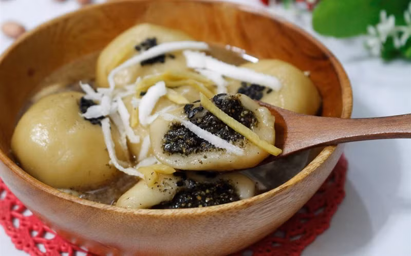 Bánh trôi tàu: Vị nóng ấm nồng nàn của món bánh trôi tàu tự bao giờ lại trở thành một phần không thể thiếu trong mùa lạnh. Trong ngày gió mùa nhanh đói, dễ hảo ngọt, chẳng có món nào hấp dẫn hơn là bát bánh trôi tàu nóng hổi thơm nức với những viên trôi béo núc. Ảnh: Cooky.