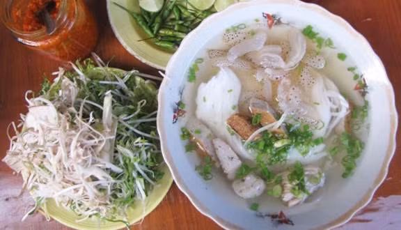 Bún sứa Nha Trang: Những con sứa còn tươi do ngư dân vớt từ biển ở đảo xa sẽ được làm sạch nhớt, sơ chế theo kỹ thuật và kinh nghiệm riêng. Loại sứa dùng để làm món bún đặc sản này thường nhỏ, màu trắng đục, mình dày.