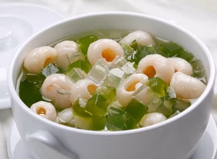 Chè vải rau câu gồm các nguyên liệu: 500g vải thiều tươi tách hạt, 50g bột rau câu, 5g bột hạnh nhân, 300ml nước dừa tươi, 200g đường cát.