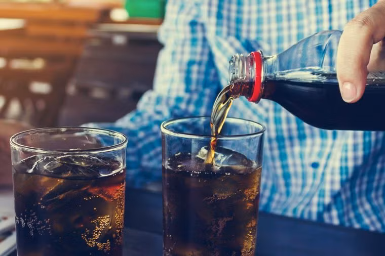 Nước ngọt: Bạn có thể tìm thấy đường, aspartame hoặc axit photphoric trong danh sách thành phần của hầu hết các loại soda. Tất cả các chất này đều có thể bùng phát cơn đau viêm khớp.