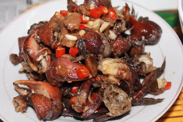 Ba khía trông rất giống cua đồng, phần dưới có tám ngoe lấm chấm những sợi lông tơ, có hai càng màu nâu đỏ, mai màu nâu sẫm có 3 vạch nên người ta gọi là ba khía. Ba khía sống thường có mặt tại nhiều nơi như Gò Công, Cần Giờ,… nhưng đặc biệt nhất là ở Rạch Gốc – Cà Mau vì ba khía ở đây có thịt chắc nịch và thơm hơn nhưng vùng khác.