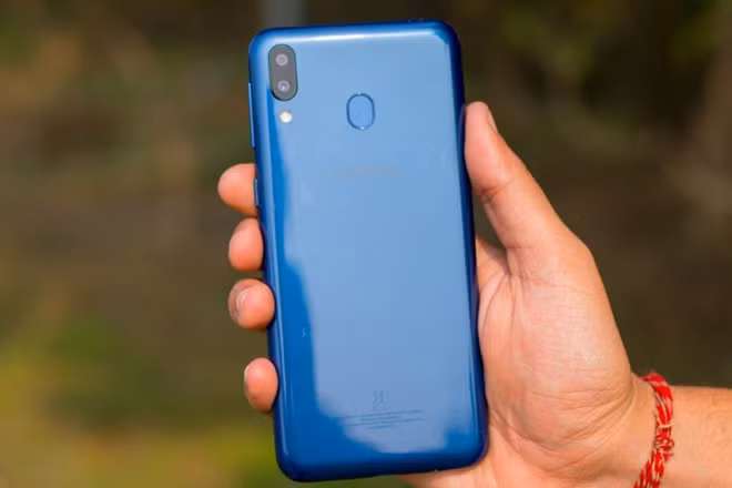 Tại Việt Nam Samsung chỉ mang mẫu Galaxy M20 về bán với giá 5 triệu đồng. Điểm nổi bật trên model này đến từ viên pin dung lượng lớn 5.000 mAh. Máy được tích hợp công nghệ sạc nhanh. Với 10 phút sạc, Galaxy M20 có thể đáp ứng 3 giờ đàm thoại, 3 giờ xem video hay 10 giờ nghe nhạc liên tục.