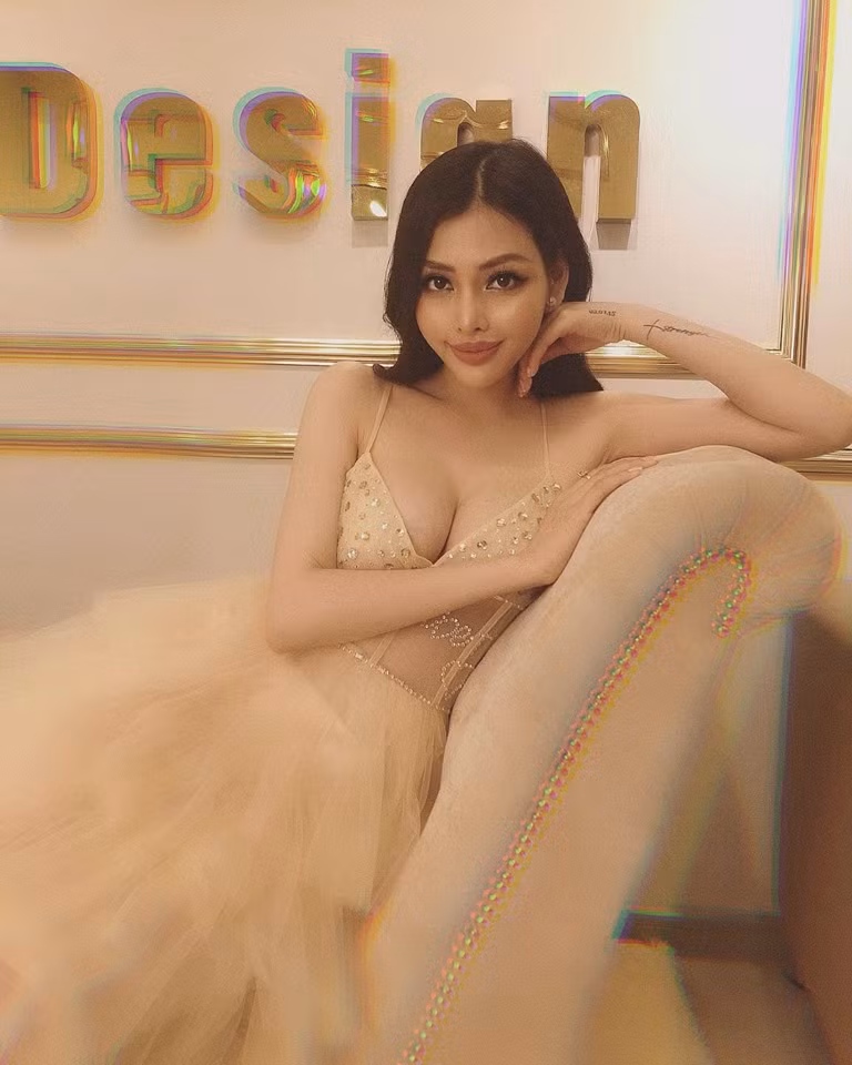 Cô hóa thành công chúa gợi cảm trong chiếc váy hai dây lộng lẫy.