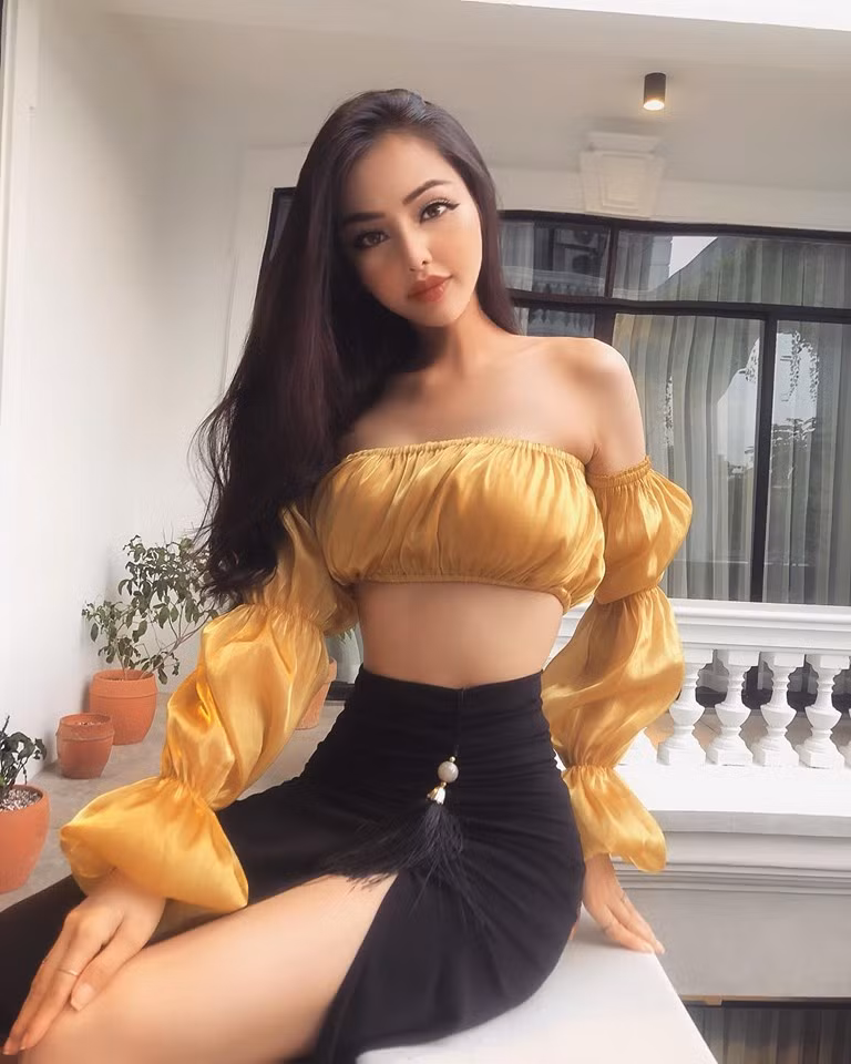 Cách phối đồ của cô luôn cố khoe tối đa các đường cong cơ thể.