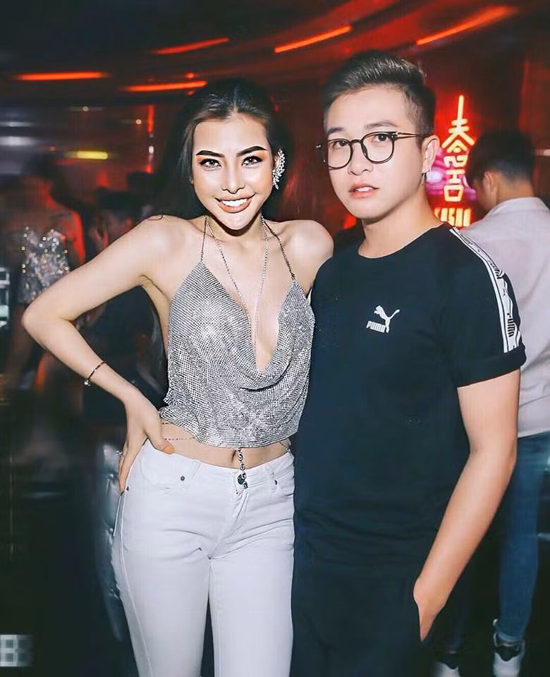 Tủ đồ của Mai Hương có không ít kiểu áo mặc như không mặc thế này. Ảnh: FBNV.