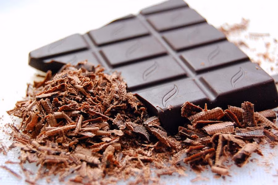 Socola đen chứa nhiều ca cao và ít đường, được coi là khá lành mạnh. Socola đen cũng giàu chất chống oxy hóa và lý tưởng là ăn vào buổi tối. Nó có thể giảm huyết áp và cải thiện tâm trạng.