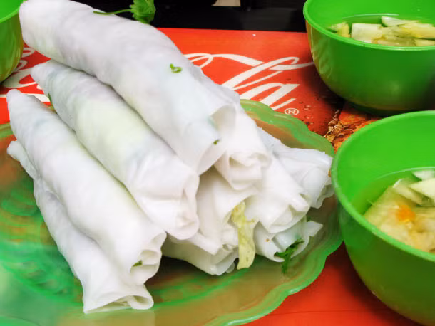 Phở cuốn: Người Hà Nội dùng 1 lớp bánh tráng mỏng như sợi phở bọc hỗn hợp thịt bò băm và rau thơm tươi, dưa góp muối chấm với nước mắm chua ngọt. Phở cuốn rất được người Hà Nội cũng như du khách yêu thích vì kết cấu và hương vị cân bằng, rất dễ ăn.