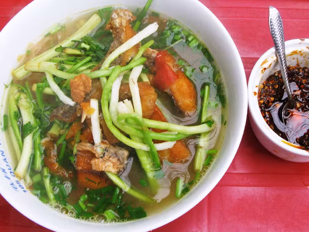 Bún cá: Món đặc sản Hà Nội này gồm thành phần chính là bún gạo và cá chiên giòn ăn kèm với nhiều loại rau thơm và gia vị. Nước dùng từ xương lợn hầm ngọt ngào có màu đỏ của cà chua chín khiến món ăn tăng thêm sự hấp dẫn. Thực khách có thể lựa chọn bánh đa khô hoặc sợi miến thay cho bún gạo khi gọi món.