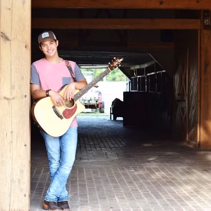 Cây đàn guitar cũng là vật bất ly thân của chàng ca sĩ trẻ. Ảnh: FBNV.