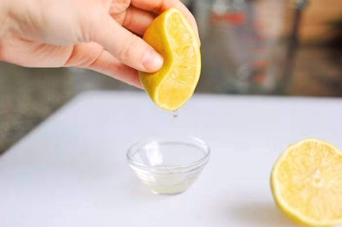 Bên cạnh đó, bạn cũng có thể sử dụng chanh tiêu diệt mụn đầu đen vì các thành phần trong chanh vừa giúp làm sạch lỗ chân lông, vừa ngăn cản sự phát triển của vi khuẩn gây mụn.