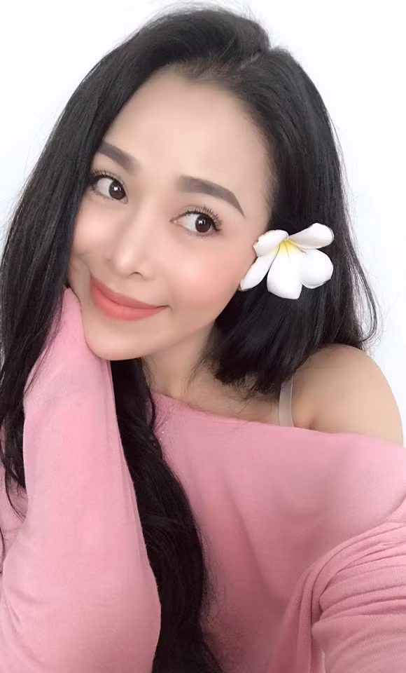 Không chỉ có phong cách thời trang sành điệu, bạn gái Anh Vũ còn có gương mặt ưa nhìn với làn da trắng sáng, mịn màng. Ảnh: FBNV.