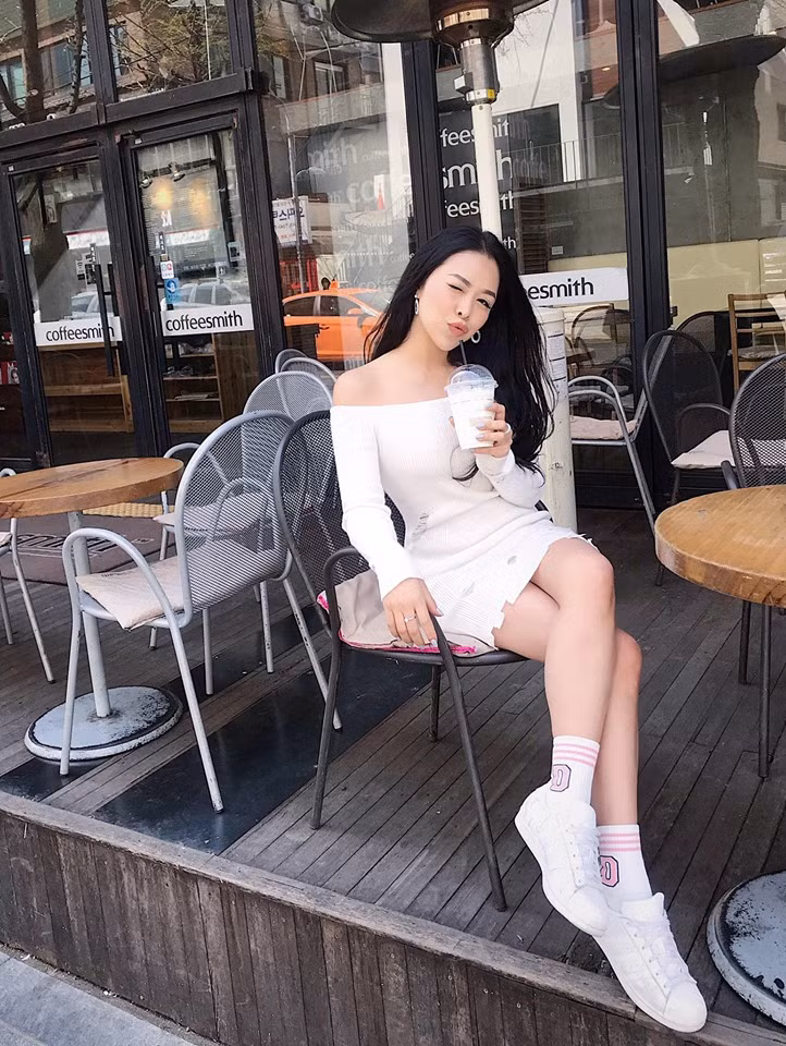 Hằng Phạm thường ăn mặc gợi cảm cuốn hút.