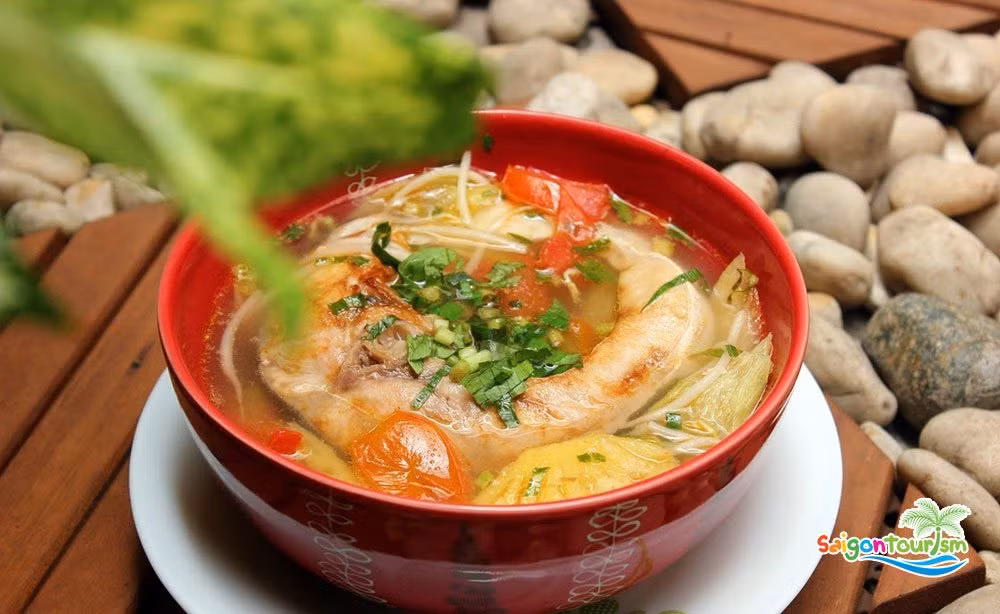 Canh cá bớp nấu chua: Món canh cá bớp nấu chua có sả, nghệ băm nhỏ và măng chua không thể thiếu trong nước dùng. Bên cạnh vị chua của me tươi hoặc sốt me, một chút nước cốt chanh cũng nên được thêm vào món canh trước khi thưởng thức.