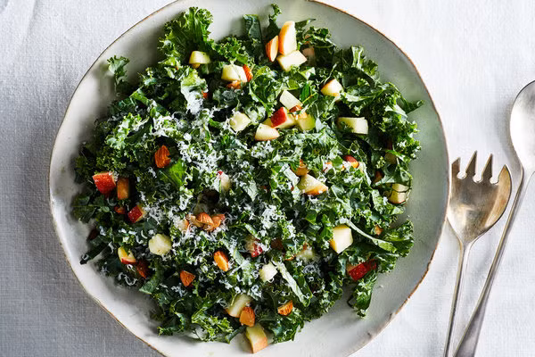 Cải xoăn Kale: Thực phẩm chống viêm này chứa nhiều chất phytonutrients và chất chống oxy hóa giúp bảo vệ cơ thể chúng ta chống lại tổn thương tế bào.