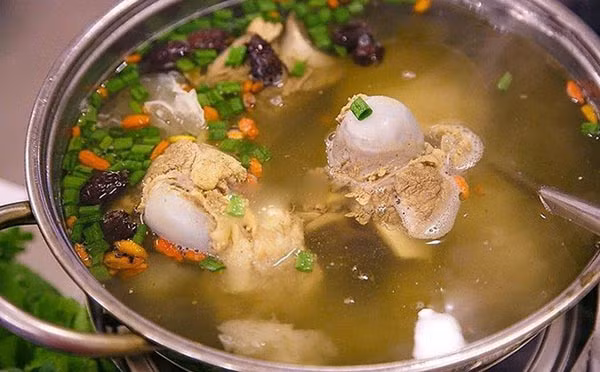Nước dùng xương giàu các khoáng chất như canxi, magiê và phốt pho. Một bát canh xương có thể giúp củng cố niêm mạc ruột, giảm viêm ruột, tăng cường hệ tiêu hóa, hỗ trợ chức năng miễn dịch và tăng cường giải độc.