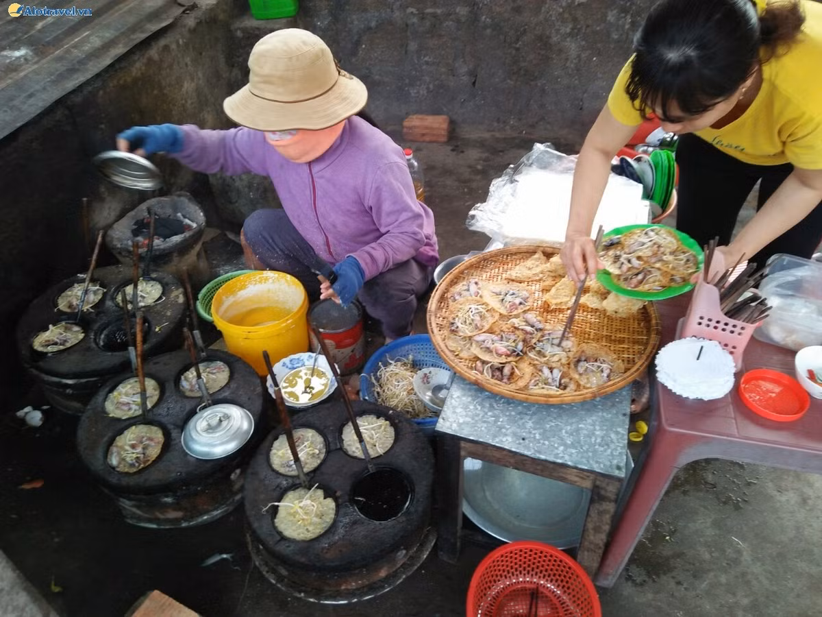 Bánh xèo ở Cù Lao Xanh được bán hàng ngày. Điều đặc biệt làm nên hấp dẫn cho món bánh xèo ở đây đó là bánh xèo được đúc với mực cơm. Mực cơm mới đánh bắt xong, đem lên làm sạch đúc ăn liền nên vị rất ngon và đậm đà. Thưởng thức món bánh xèo mực cơm Cù Lao Xanh là một kỷ niệm khó quên trong hành trình khám phá hòn đảo này.