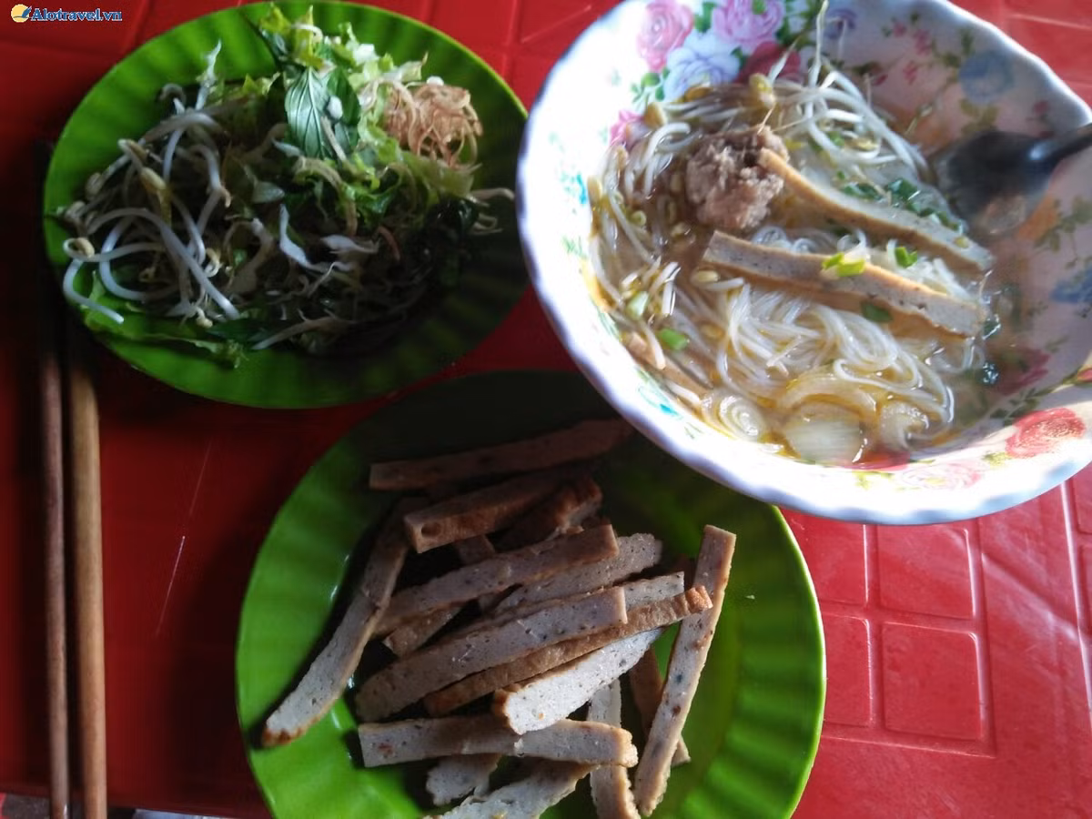 Bánh canh chả cá: Một món cũng không kém phần hấp dẫn đó là món bánh canh chả cá. Chả cá Cù Lao Xanh có vị rất đặc biệt, bạn ăn một lần sẽ nhớ mãi. Ở Cù Lao Xanh có 2 chỗ bán bánh canh chả cá, đó là Cô 3 ở Thôn Trung và ở chợ Thôn Trung. Bánh canh này được làm từ bột gạo.